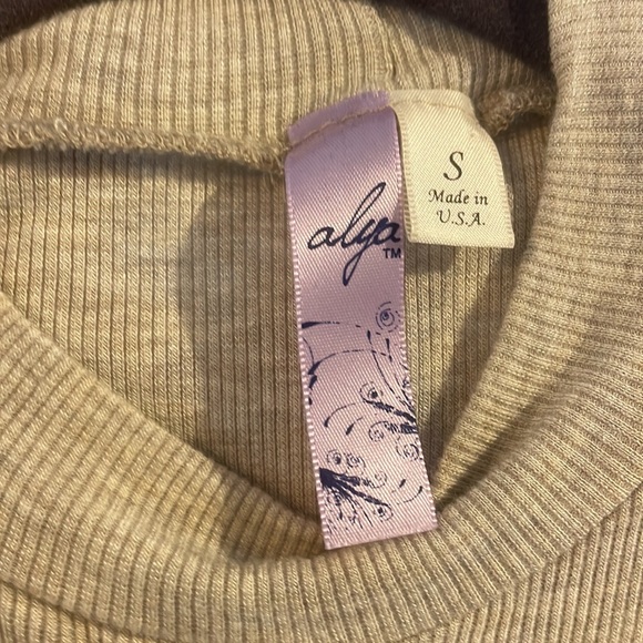 Alya Sleeveless Top - Picture 3 of 5